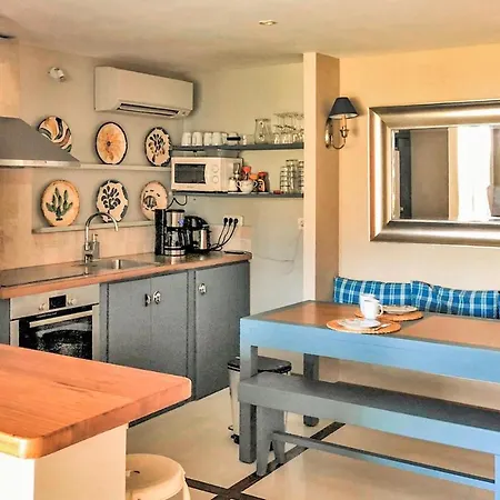 펜션 Nice In With Wifi, 3 Bedrooms And Outdoor Swimming Pool *